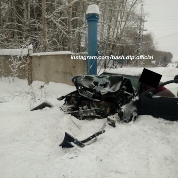 В Башкирии водитель иномарки наехал на ворота кладбища (ФОТО) 