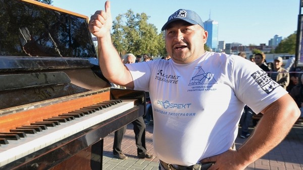 Самый сильный человек России приземлит на себя вертолет 