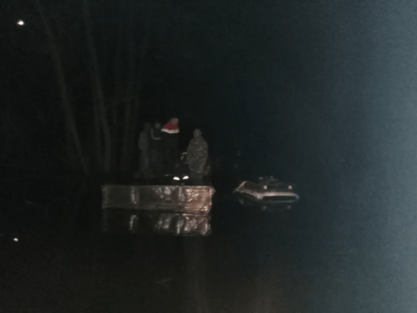 В Башкирии компания мужчин оказалась посреди разлившейся реки  В Башкирии компания мужчин оказалась посреди разлившейся реки