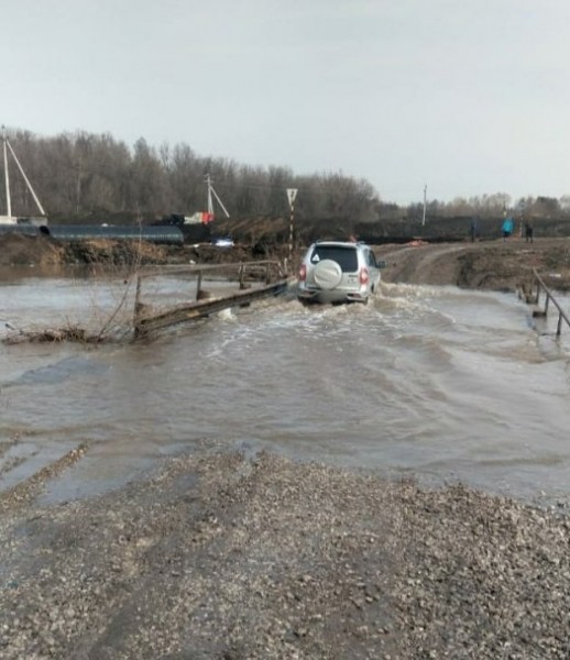 В районе Уфы затопило талыми водами мостик В районе Уфы затопило талыми водами мостик
