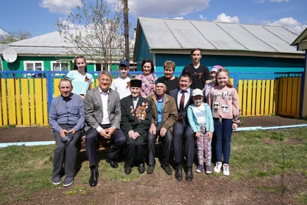 Радий Хабиров в Илишевском районе навестил ветерана Великой Отечественной войны