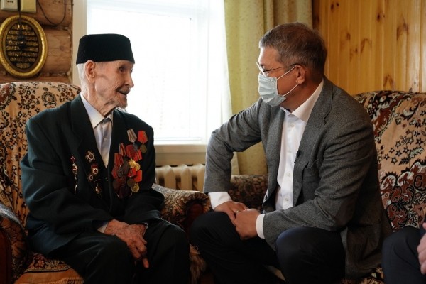 Радий Хабиров в Илишевском районе навестил ветерана Великой Отечественной войны