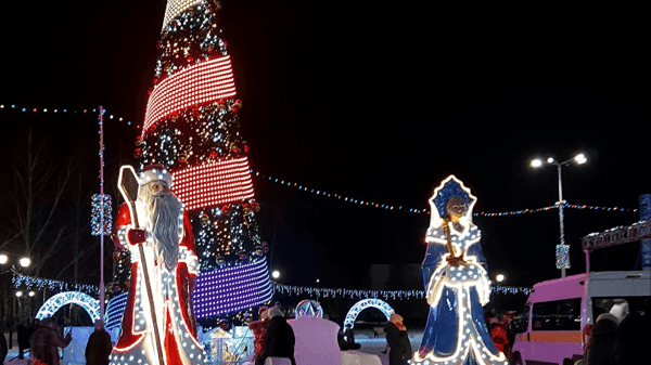 В башкирской Агидели новогоднюю елку превратили в летний арт-объект В башкирской Агидели новогоднюю елку превратили в летний арт-объект