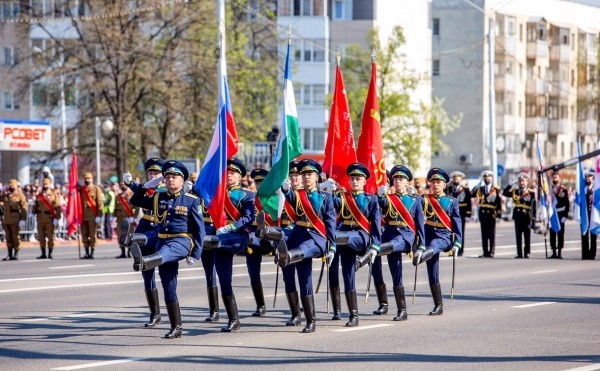 Более 1,5 тысячи человек участвовали в торжественном прохождении в Уфе Более 1,5 тысячи человек участвовали в торжественном прохождении в Уфе