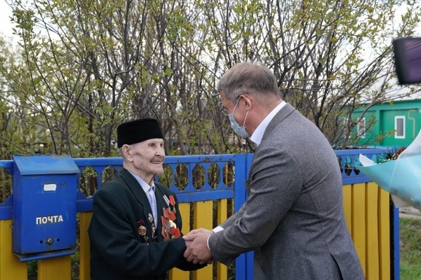 Радий Хабиров в Илишевском районе навестил ветерана Великой Отечественной войны