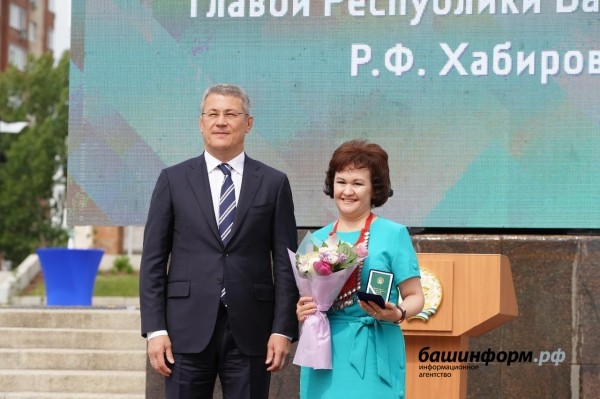 Радий Хабиров вручил медали «За трудовую доблесть» первым обладателям новой госнаграды