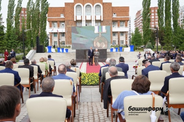 Радий Хабиров вручил медали «За трудовую доблесть» первым обладателям новой госнаграды