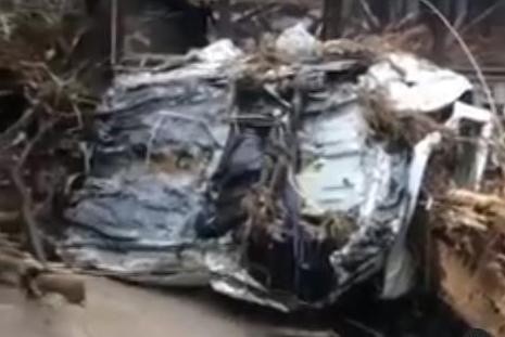 Туристы из Башкирии застряли в Ялте: потоп превратил их автомобиль в груду металла Туристы из Башкирии застряли в Ялте: потоп превратил их автомобиль в груду металла