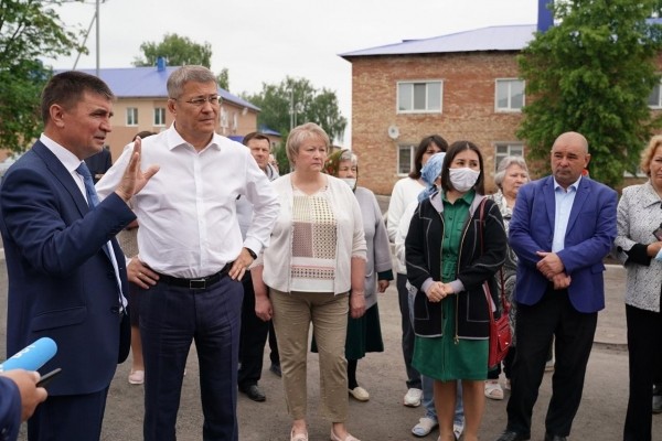 Глава Башкирии показал двор в Чекмагуше по принципу: «до» и «после» Глава Башкирии показал двор в Чекмагуше по принципу: «до» и «после»