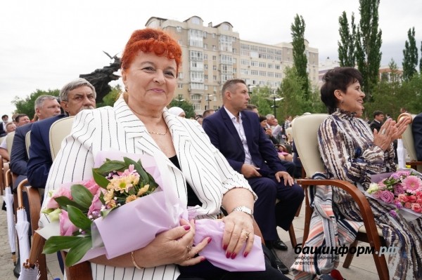 Радий Хабиров вручил медали «За трудовую доблесть» первым обладателям новой госнаграды