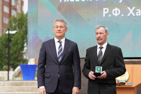 Радий Хабиров вручил медали «За трудовую доблесть» первым обладателям новой госнаграды