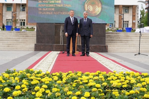 Радий Хабиров вручил медали «За трудовую доблесть» первым обладателям новой госнаграды