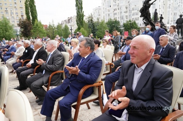 Радий Хабиров вручил медали «За трудовую доблесть» первым обладателям новой госнаграды