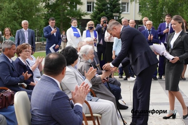 Радий Хабиров вручил медали «За трудовую доблесть» первым обладателям новой госнаграды