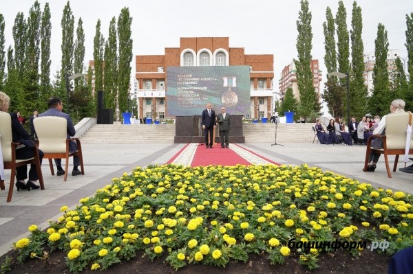 Радий Хабиров вручил медали «За трудовую доблесть» первым обладателям новой госнаграды