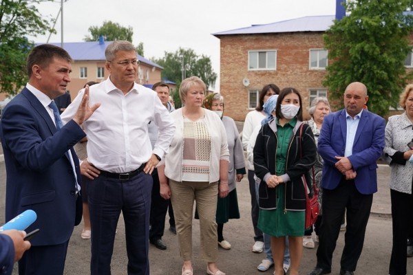 Глава Башкирии показал двор в Чекмагуше по принципу: «до» и «после» Глава Башкирии показал двор в Чекмагуше по принципу: «до» и «после»