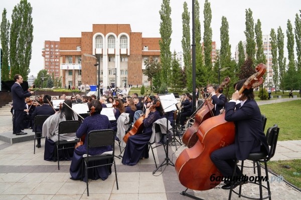 Радий Хабиров вручил медали «За трудовую доблесть» первым обладателям новой госнаграды