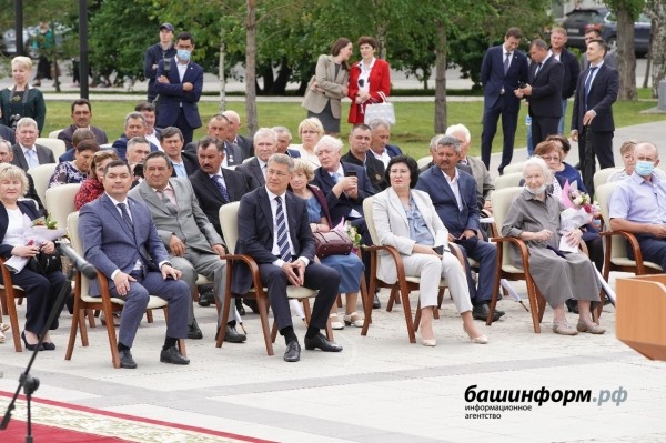 Радий Хабиров вручил медали «За трудовую доблесть» первым обладателям новой госнаграды