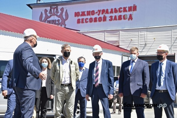 Радий Хабиров посетил Южно-Уральский весовой завод Радий Хабиров посетил Южно-Уральский весовой завод