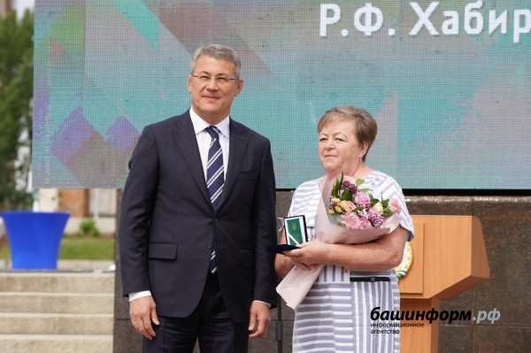 Радий Хабиров вручил медали «За трудовую доблесть» первым обладателям новой госнаграды