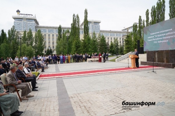 Радий Хабиров вручил медали «За трудовую доблесть» первым обладателям новой госнаграды