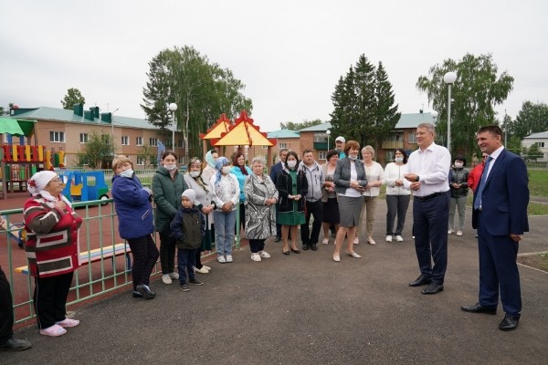 Глава Башкирии показал двор в Чекмагуше по принципу: «до» и «после» Глава Башкирии показал двор в Чекмагуше по принципу: «до» и «после»