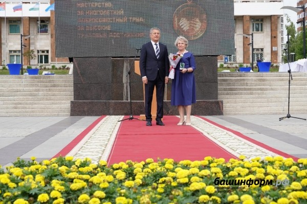 Радий Хабиров вручил медали «За трудовую доблесть» первым обладателям новой госнаграды