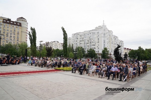 Радий Хабиров вручил медали «За трудовую доблесть» первым обладателям новой госнаграды