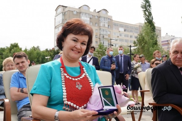 Радий Хабиров вручил медали «За трудовую доблесть» первым обладателям новой госнаграды