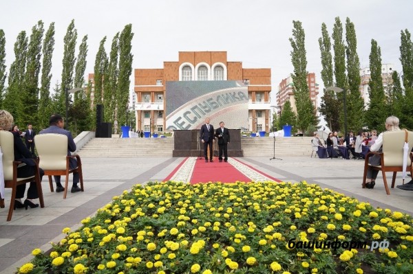 Радий Хабиров вручил медали «За трудовую доблесть» первым обладателям новой госнаграды