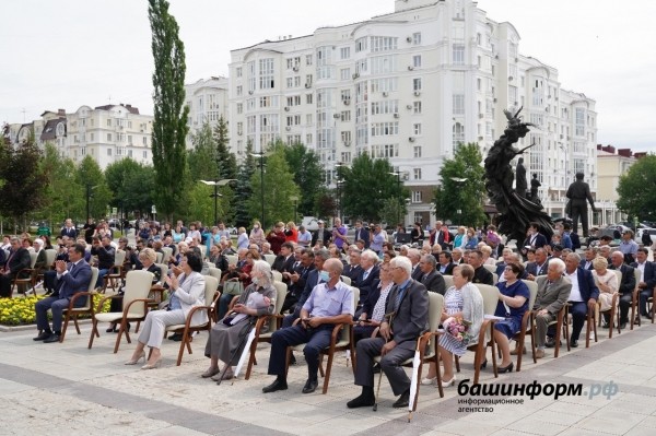 Радий Хабиров вручил медали «За трудовую доблесть» первым обладателям новой госнаграды
