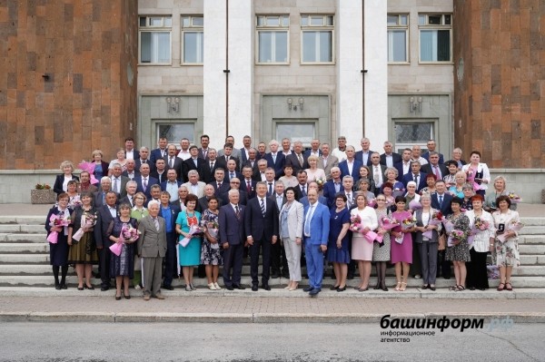 Радий Хабиров вручил медали «За трудовую доблесть» первым обладателям новой госнаграды