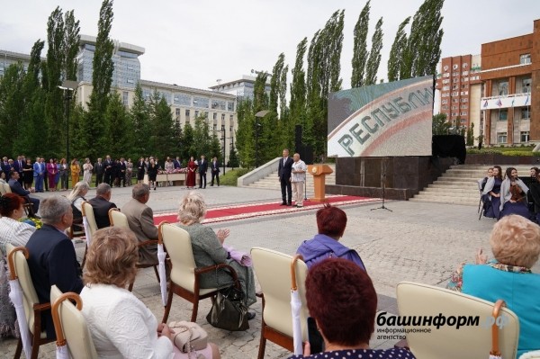 Радий Хабиров вручил медали «За трудовую доблесть» первым обладателям новой госнаграды