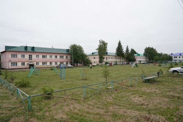 Глава Башкирии показал двор в Чекмагуше по принципу: «до» и «после» Глава Башкирии показал двор в Чекмагуше по принципу: «до» и «после»