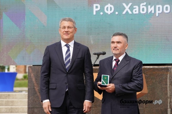 Радий Хабиров вручил медали «За трудовую доблесть» первым обладателям новой госнаграды