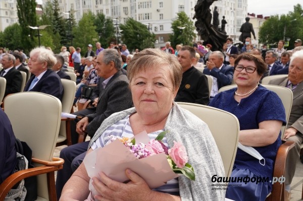 Радий Хабиров вручил медали «За трудовую доблесть» первым обладателям новой госнаграды