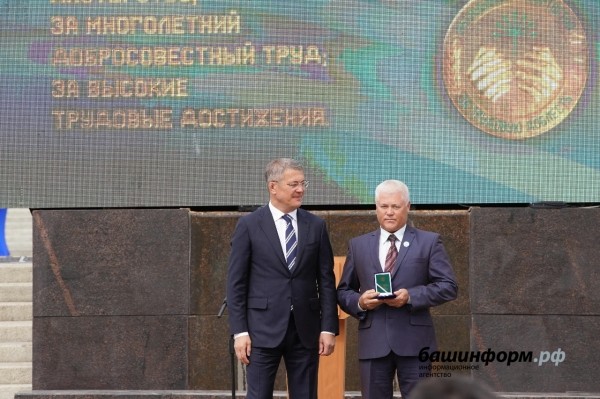 Радий Хабиров вручил медали «За трудовую доблесть» первым обладателям новой госнаграды