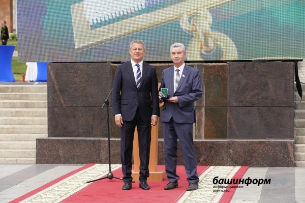 Радий Хабиров вручил медали «За трудовую доблесть» первым обладателям новой госнаграды