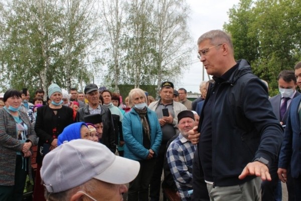 Радий Хабиров пообещал помочь с лечением сельчанам, пострадавшим в ДТП с повозкой 
