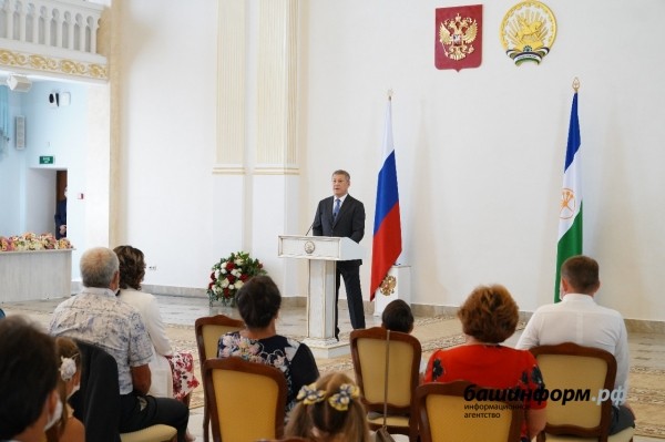 Радий Хабиров поздравил жителей Башкирии с Днём семьи, любви и верности Радий Хабиров поздравил жителей Башкирии с Днём семьи, любви и верности