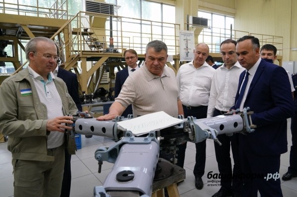 Радий Хабиров и Анатолий Сердюков посетили Кумертауский вертолетный завод   Радий Хабиров и Анатолий Сердюков посетили Кумертауский вертолетный завод