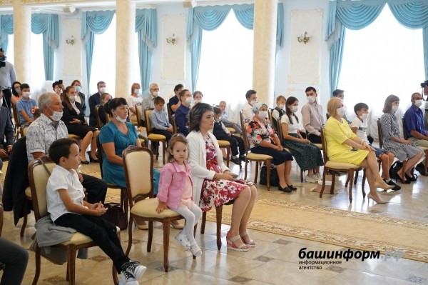 Радий Хабиров поздравил жителей Башкирии с Днём семьи, любви и верности Радий Хабиров поздравил жителей Башкирии с Днём семьи, любви и верности