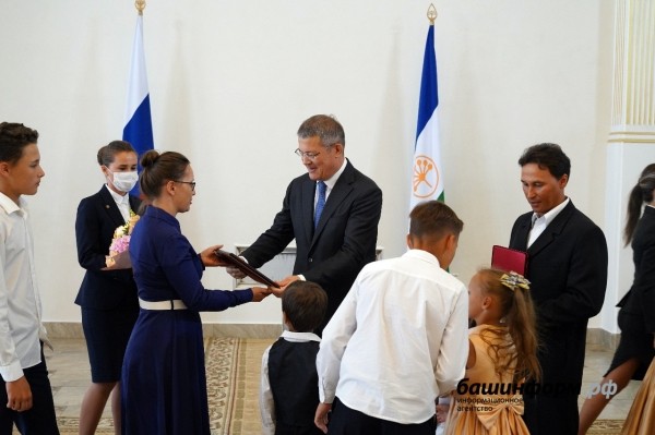 Радий Хабиров поздравил жителей Башкирии с Днём семьи, любви и верности Радий Хабиров поздравил жителей Башкирии с Днём семьи, любви и верности