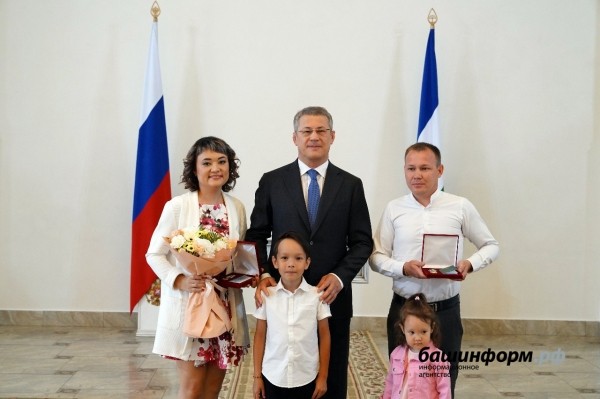 Радий Хабиров поздравил жителей Башкирии с Днём семьи, любви и верности Радий Хабиров поздравил жителей Башкирии с Днём семьи, любви и верности