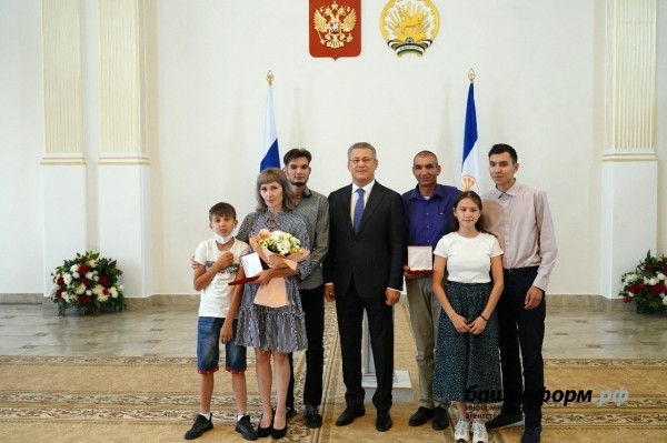 Радий Хабиров поздравил жителей Башкирии с Днём семьи, любви и верности Радий Хабиров поздравил жителей Башкирии с Днём семьи, любви и верности