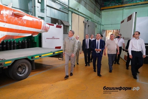 Радий Хабиров и Анатолий Сердюков посетили Кумертауский вертолетный завод   Радий Хабиров и Анатолий Сердюков посетили Кумертауский вертолетный завод
