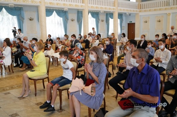 Радий Хабиров поздравил жителей Башкирии с Днём семьи, любви и верности Радий Хабиров поздравил жителей Башкирии с Днём семьи, любви и верности