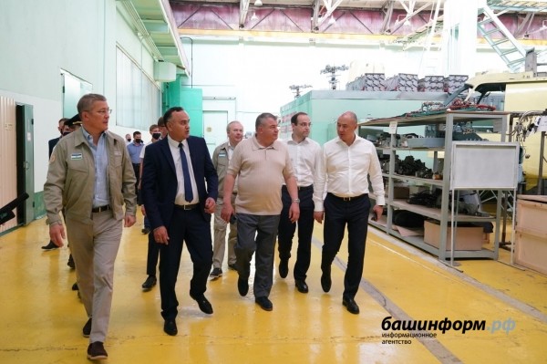 Радий Хабиров и Анатолий Сердюков посетили Кумертауский вертолетный завод   Радий Хабиров и Анатолий Сердюков посетили Кумертауский вертолетный завод