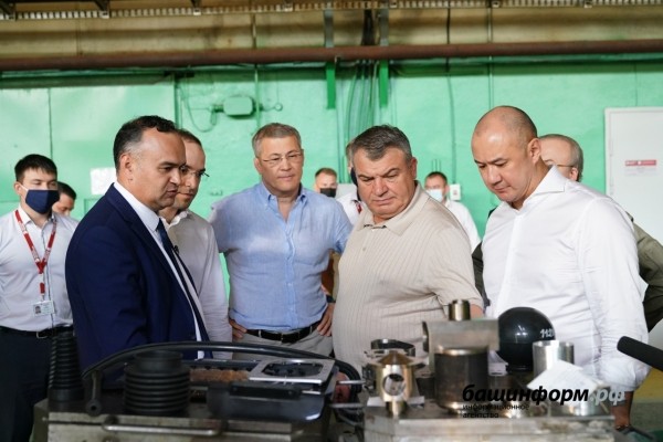 Радий Хабиров и Анатолий Сердюков посетили Кумертауский вертолетный завод   Радий Хабиров и Анатолий Сердюков посетили Кумертауский вертолетный завод