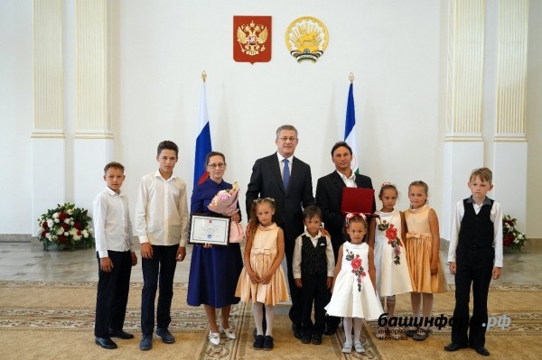 Радий Хабиров поздравил жителей Башкирии с Днём семьи, любви и верности Радий Хабиров поздравил жителей Башкирии с Днём семьи, любви и верности